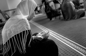 muslim woman saying dua