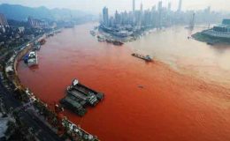 چین : زلزلے کے بعد دریا کا پانی سرخ ہو گیا