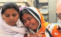 کراچی : لاپتا مزدوروں کے لواحقین کے فیکٹری کے سامنے ڈیرے