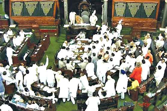 بھارتی پارلیمنٹ میں کوٹہ بل پیش کرنے پر ارکان آپس میں گتھم گتھا