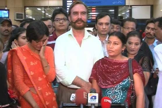 کراچی : بھارتی مرچینٹ نیوی کے اہلکاروں کا پاکستانیوں سے اظہار تشکر