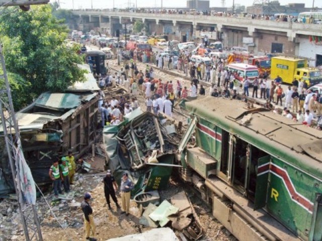 کراچی : شالیمارایکسپریس ٹریک پرکھڑی ٹرین سے ٹکرا گئی