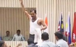 نئی دہلی : منموہن کی تقریر کے دوران ایک شخص کا قمیض اتار کر احتجاج
