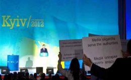 یوکرائن کے صحافیوں کا صدر کی تقریر کے دوران ہنگامہ