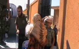 شام : باغی فوجیوں نے بے گھر شہریوں میں خوراک تقسیم کی