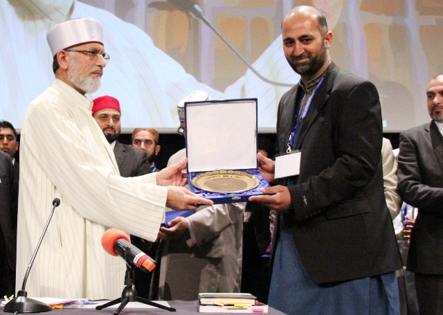 بہترین کارکردگی پر محمد طاہر القادری کی طرف سے عقیل قادر کو تمغہ امتیاز سے نوازا گیا