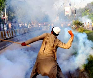 اسلام آباد: گستاخانہ فلم کیخلاف احتجاج و جھڑپیں، 51 افراد زخمی، فوج طلب