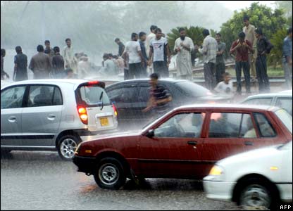 کراچی میں موسلا دھار بارش سے موسم خوشگوار