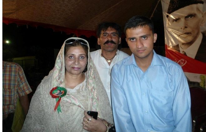 عمر فاروق اعوان کی تحریک انصاف ویمن ونگ گجرات کی صدر رخسانہ سہیل بٹ کے ساتھ تصویر