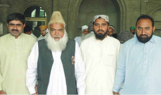 یونس ساقی ، ڈاکٹر رزاق غفاری ، خالد قادری عید کے موقع پر حضرت پیر محمد افضل قادری سے ملاقات کرتے ہوئے