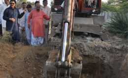 محمد سمیع خان نے عید الا ضحی کے موقع پر آلائشوں کو مدفون کرنے کے لئے 200 فٹ طویل خندق کا معائنہ کیا
