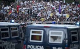 سپین : پولیس نے پھول پیش کرنے والوں پر ڈنڈے برسا دئیے