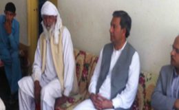 چودھری منیر حسین بجلی کا کرنٹ لگنے سے جاں بحق ہونے والے محمد صدیق کے ورثاء سے ملاقات کرتے ہوئے