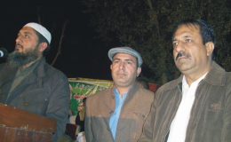 بزرگوال جلسہ میں جانی بٹ اور ڈاکٹر ارشاد احمد سالار قافلہ چوہدری عابد رضا کے ہمراہ کھڑے ہیں،اس موقع پر لی گئی تصویر