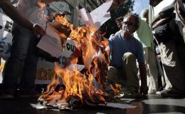 یونان : ٹیکسوں کے خلاف شہریوں کا پارلیمنٹ ہاؤس کے باہر دھرنا