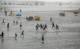 بھارت میں سمندری طوفان ،8 افراد ہلاک