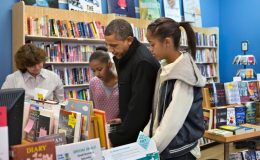 باراک اوباما کی بیٹیوں کے ساتھ کرسمس شاپنگ