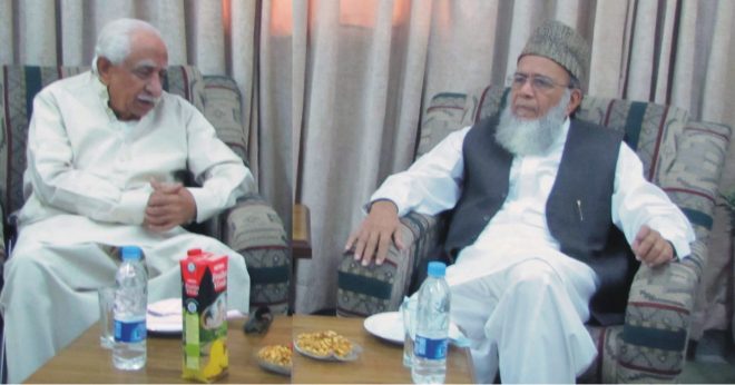 پاکستان عوامی محاذ کے صدر راشد چودھری منصورہ میں امیر جماعت اسلامی سید منور حسن سے ملاقات کرتے ہوئے