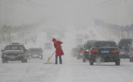 چین : سنکیانگ میں شدید برف باری ، پروازیں منسوخ