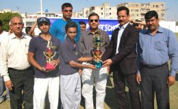 سید اظفر رضوی کے ھمراہ ڈھاکا گروپ انٹر اسکول ٹی ٹوئنٹی کرکٹ ٹورنامنٹ کی فاتح ٹیم کے کپتان کو ٹرافی دیتے ہوئے