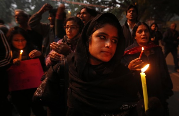 بھارت : اجتماعی زیادتی کی شکار لڑکی کی آخری رسومات ادا