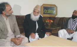 چودھری قمر زمان کائرہ نیک آباد گجرات میں حضرت پیر محمد افضل قادری سے ملاقات کرتے ہوئے