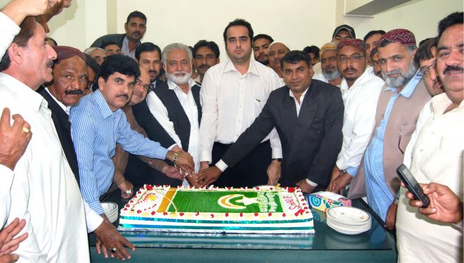 بلال اعجاز شفیع کی جانب سے نواز شریف کی سالگرہ کے موقع پر منعقدہ تقریب میں امان خان آفریدی اور دیگر کیک کاٹتے ہوئے