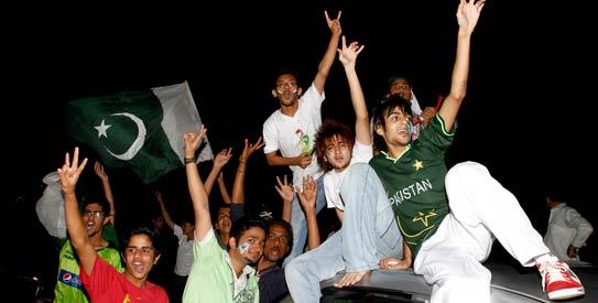 کراچی : بھارت کے خلاف ٹی 20 میں کامیابی پر نوجوانوں کا جشن