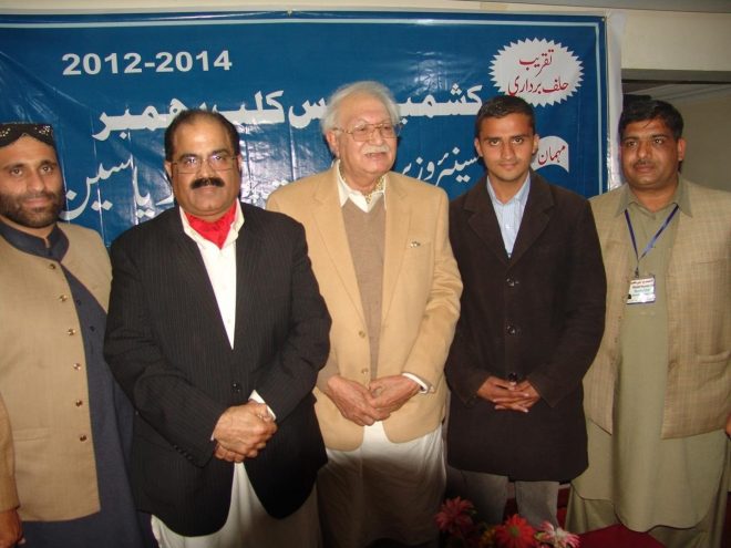 معروف صحافی عمر فاروق اعوان سابق صدر آزاد کشمیر راجہ ذوالقرنین حیدر خاں سے ملاقات کرتے ہوئے