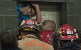 امریکی خاتون عمارت سے گرنے کے بعد دو دیواروں کے درمیان پھنس گئیں