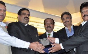 دوبئی میں کام کرنے والے صحافیوں کو اعزازی شیلڈ سے نوازا گیا