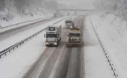 برطانیہ میں شدید برفباری، ہزاروں اسکولز بند کر دیئے گئے