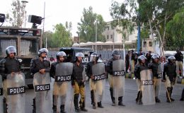 کراچی : منگھوپیرروڈ پر پولیس اور مسلح افراد میں فائرنگ کا تبادلہ