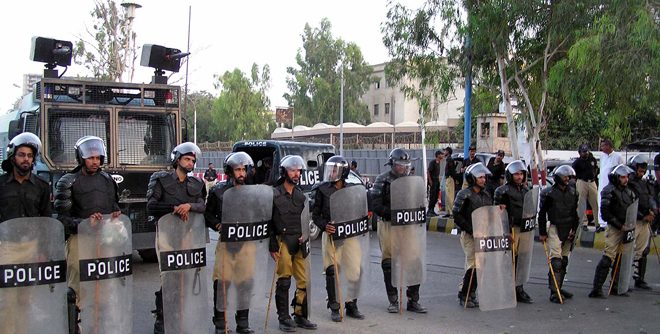 کراچی : منگھوپیرروڈ پر پولیس اور مسلح افراد میں فائرنگ کا تبادلہ