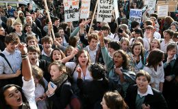 لندن : طلباء وکی لیکس کے بانی جولین اسانج کیخلاف سراپا احتجاج