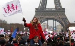 ہم جنس پرستوں کی شادیوں کے خلاف پیرس میں مظاہرہ