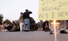 پشاور : گورنر ہاؤس کے باہر دھرنے کے شرکا پولیس کے ہاتھوں منتشر
