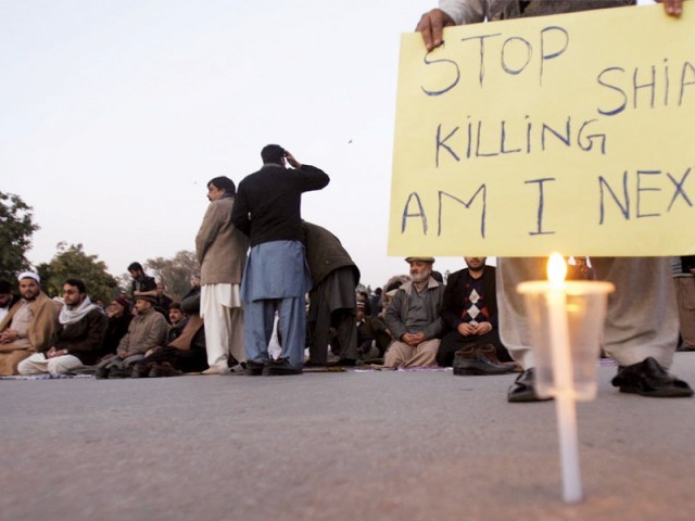 پشاور : گورنر ہاؤس کے باہر دھرنے کے شرکا پولیس کے ہاتھوں منتشر