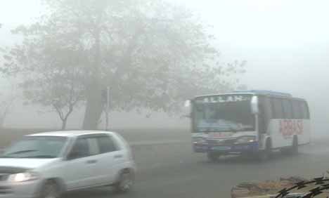 پنجاب کے میدانی علاقوں میں دھند ، لاہور ائیر پورٹ ، موٹروے کو کھول دیا گیا