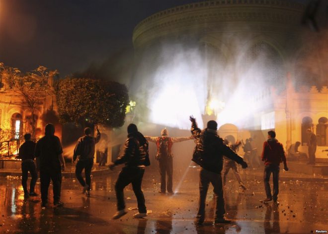قاہرہ : صدارتی محل کے قریب احتجاج، مظاہرین اور پولیس میں جھڑپیں