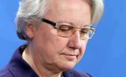 جرمنی کی وزیر تعلیم الزامات کے بعد وزارت سے مستعفی