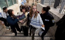یہودی مردوں کا مخصوص لباس پہننے پر 10 خواتین گرفتار
