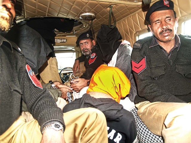 کراچی : کئی علاقوں میں پولیس کے چھاپے ، 5 ٹارگٹ کلرز گرفتار