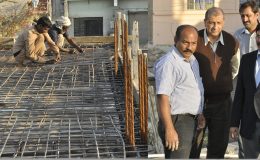 محمد سمیع خان کا ٹائون آفیسر انفرا طارق مغل کے ہمراہ یوسی 7 میں زیر تعمیر نذیر حسین لائبر یر ی کی چھت کے سریا بچھائے جانے کے کام کا معائنہ