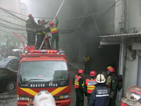 لاہور : ایوان اقبال کی آٹھویں منزل پر لگنے والی آگ پر قابو پا لیا گیا