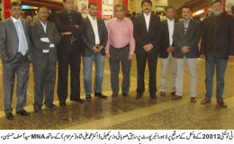 لاہور ایئرپورٹ پر سابق صوبائی وزیر کھیل ڈاکٹر محمد علی شاہ مرحوم کے ساتھ MNA سید آصف حسنین اور دیگر کے ساتھ یادگاری تصویر