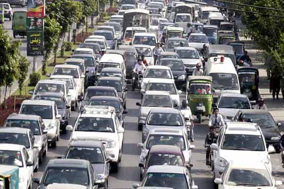 لاہور: ایکسائز کی ٹوکن جمع نہ کرانے والی گاڑیوں کیخلاف کارروائی