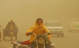 چین : سنکیانگ میں ریت کا طوفان، نظام زندگی درہم برہم