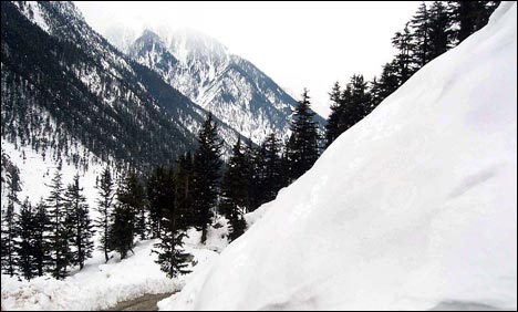 ضلع دیامر کے پہاڑوں پرہلکی برف باری جاری