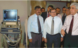 لیاقت نشنل ھسپتال کے ڈائریکٹر ڈاکٹر فرید نظم آباد سروس سینٹر میں جدید طبی سھولت کی فراھمی کے حوالے سے رکھے گئے آلات کا معائنہ کر رھے ھیں۔